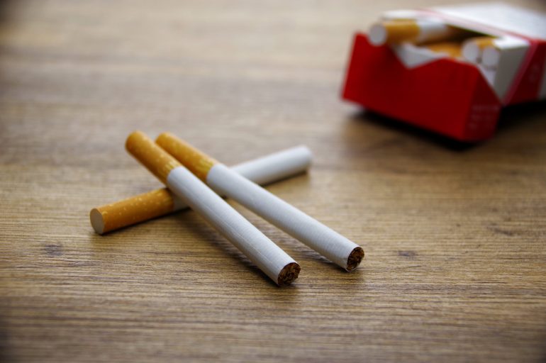 肺がんで亡くなる方と喫煙によるリス